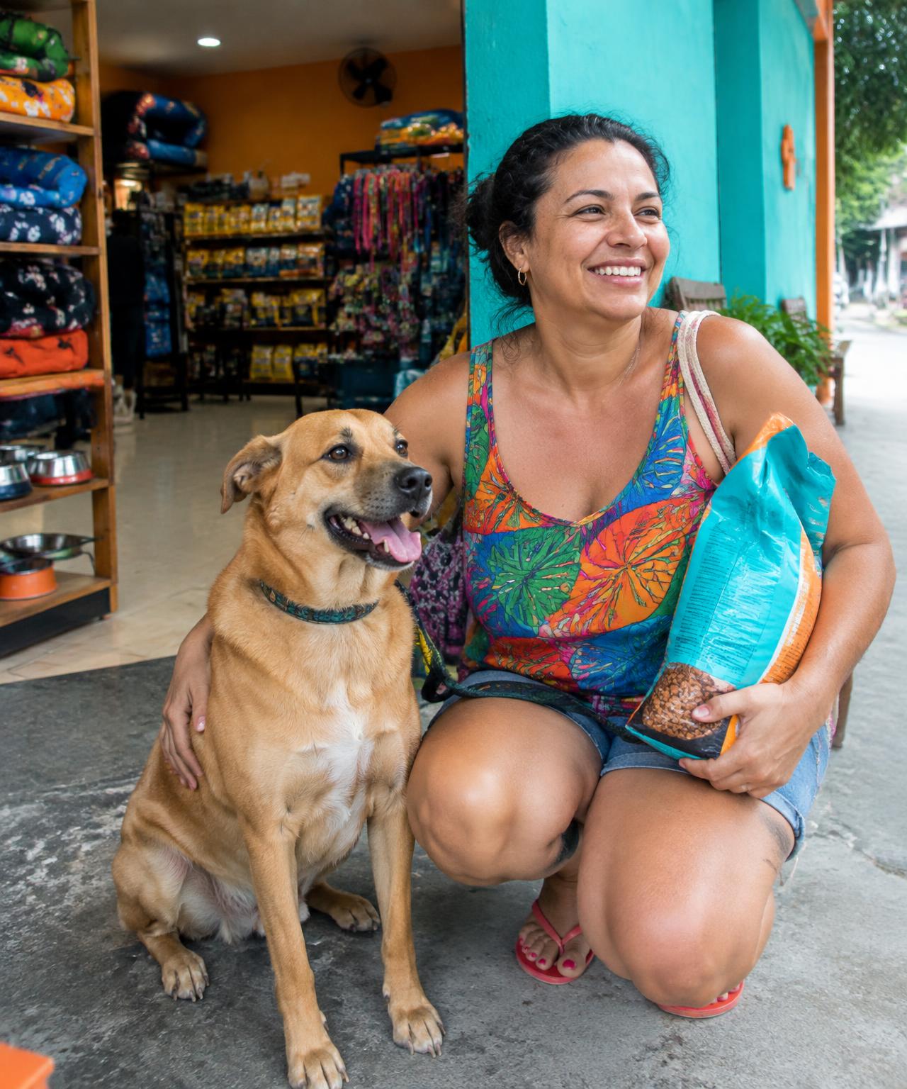 Cliente com cachorro na PATA10 Pet Center em Manaus